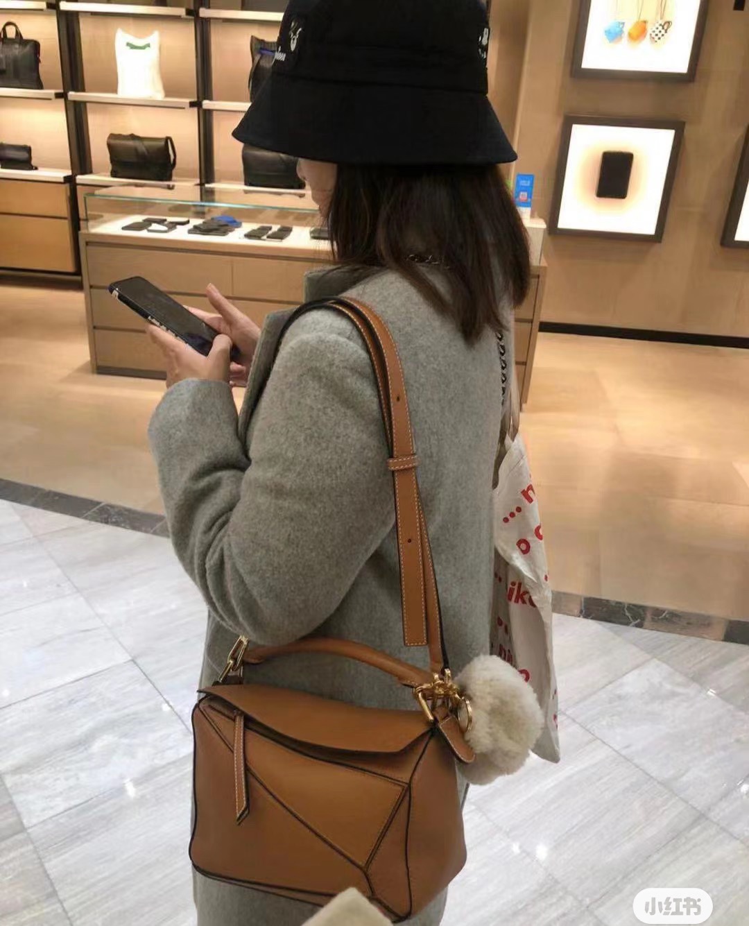 NO:192258,Luojia small uzzle bag weighs very lightly and has a very easy-to-install capacity. Geometric bag 24cm small trumpet, loewe19860909罗家小号uzzle 包包自重很轻 容量也很能装,几何包24cm小号,loewe,Bag