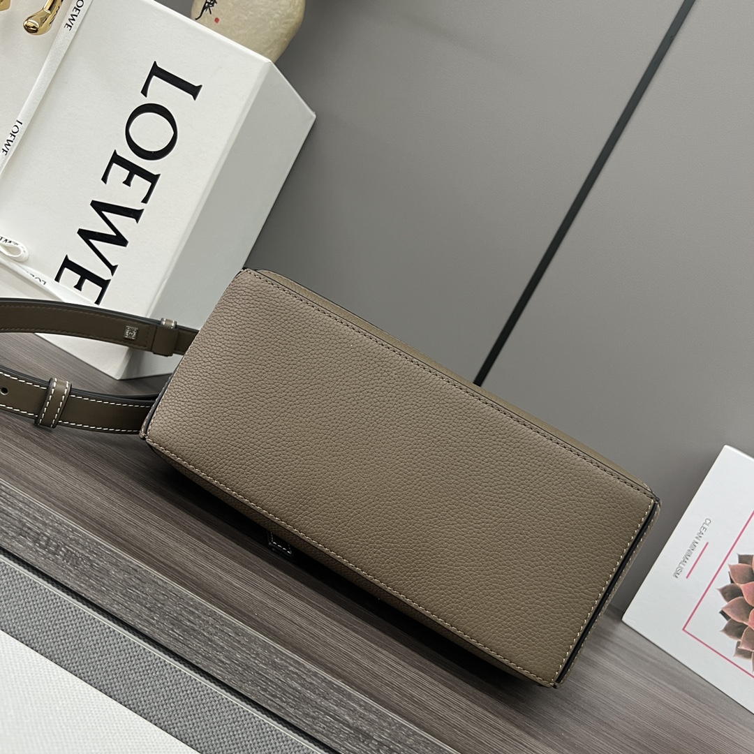 L⊚℮w℮🌟 🔥小号粒面牛皮革Puzzle 手袋🌟🆕新色LOEWE推出的首次亮相手提包*长方体形状和精确