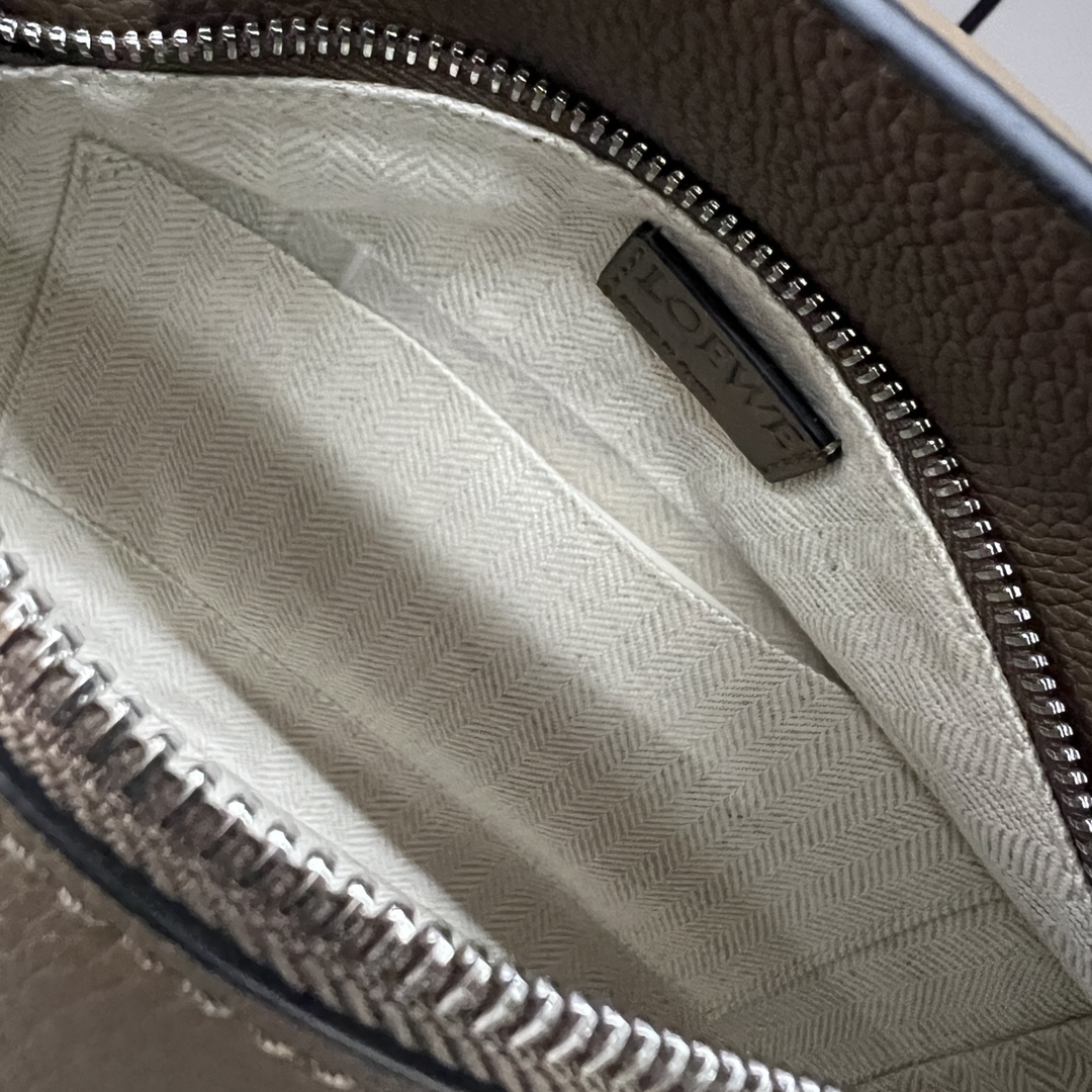 L⊚℮w℮🌟 🔥小号粒面牛皮革Puzzle 手袋🌟🆕新色LOEWE推出的首次亮相手提包*长方体形状和精确