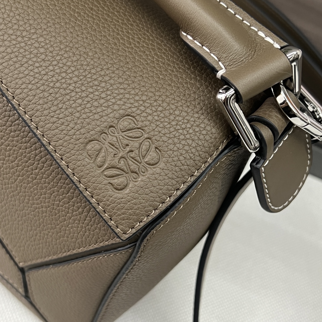 L⊚℮w℮🌟 🔥小号粒面牛皮革Puzzle 手袋🌟🆕新色LOEWE推出的首次亮相手提包*长方体形状和精确