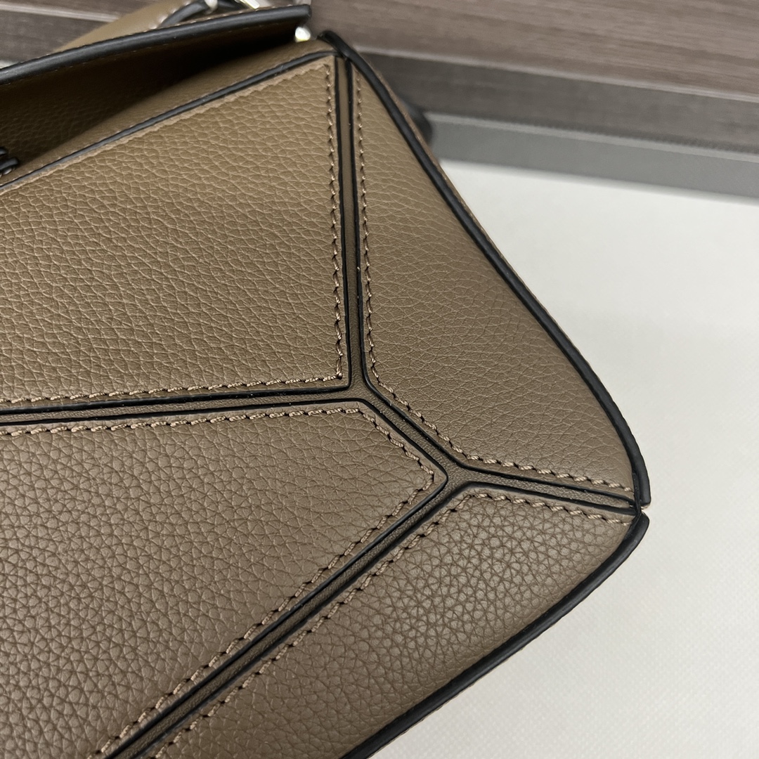 L⊚℮w℮🌟 🔥小号粒面牛皮革Puzzle 手袋🌟🆕新色LOEWE推出的首次亮相手提包*长方体形状和精确