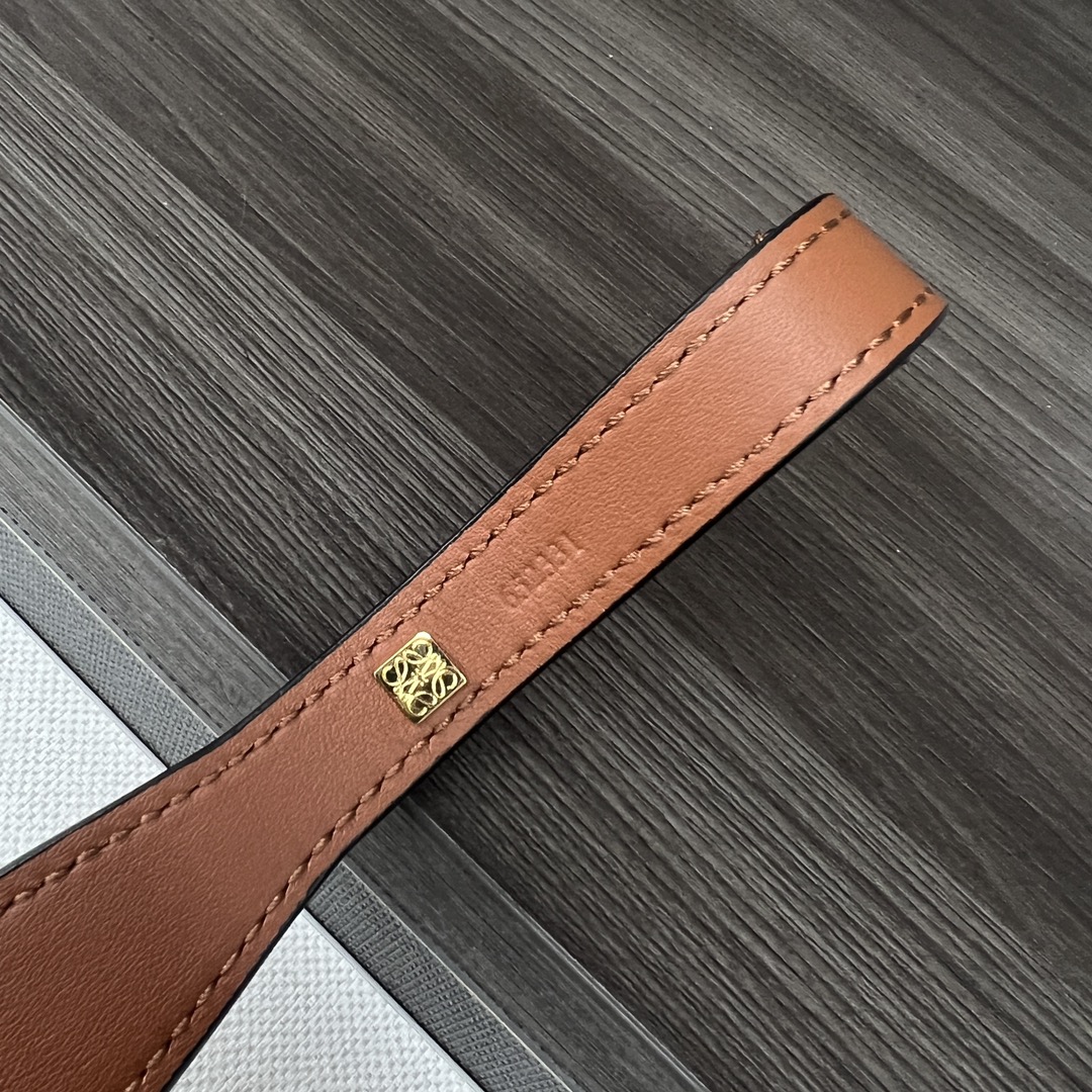 Loewe Classic cowhide brand short hand strap shoulder strap, decorated with gold foilLoewe embossed *snap closure*size:55.5*2CM