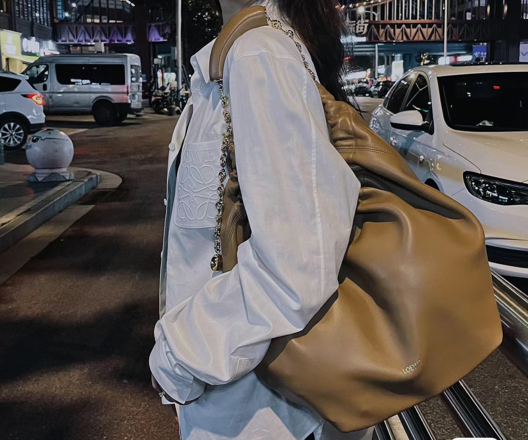 Loewe Large Luo Jia Squeeze handbag, enjoy the ultimate luxury of leather, Luo Yiweis upper body effect is super good-looking