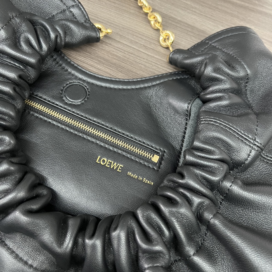 LOw中号纳帕羊皮Squeeze手袋一款精致而柔美的全新手袋采用触感柔软的纳帕皮革制成这款顺手艺是传统工