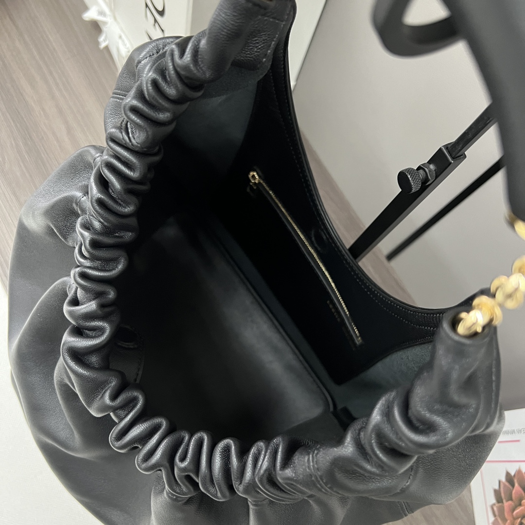 LOw中号纳帕羊皮Squeeze手袋一款精致而柔美的全新手袋采用触感柔软的纳帕皮革制成这款顺手艺是传统工