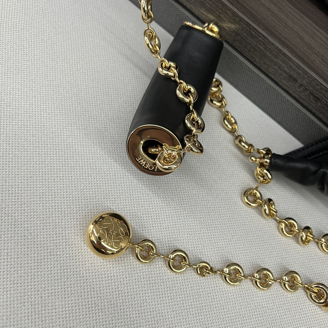 LOw中号纳帕羊皮Squeeze手袋一款精致而柔美的全新手袋采用触感柔软的纳帕皮革制成这款顺手艺是传统工