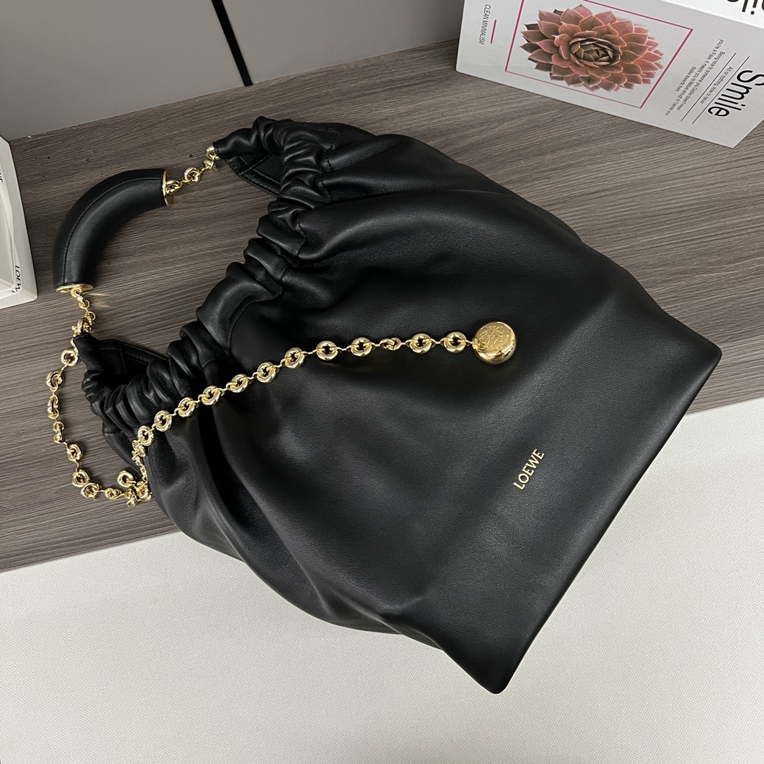 LOw中号纳帕羊皮Squeeze手袋一款精致而柔美的全新手袋采用触感柔软的纳帕皮革制成这款顺手艺是传统工