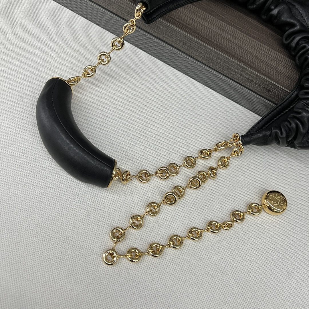 LOw中号纳帕羊皮Squeeze手袋一款精致而柔美的全新手袋采用触感柔软的纳帕皮革制成这款顺手艺是传统工