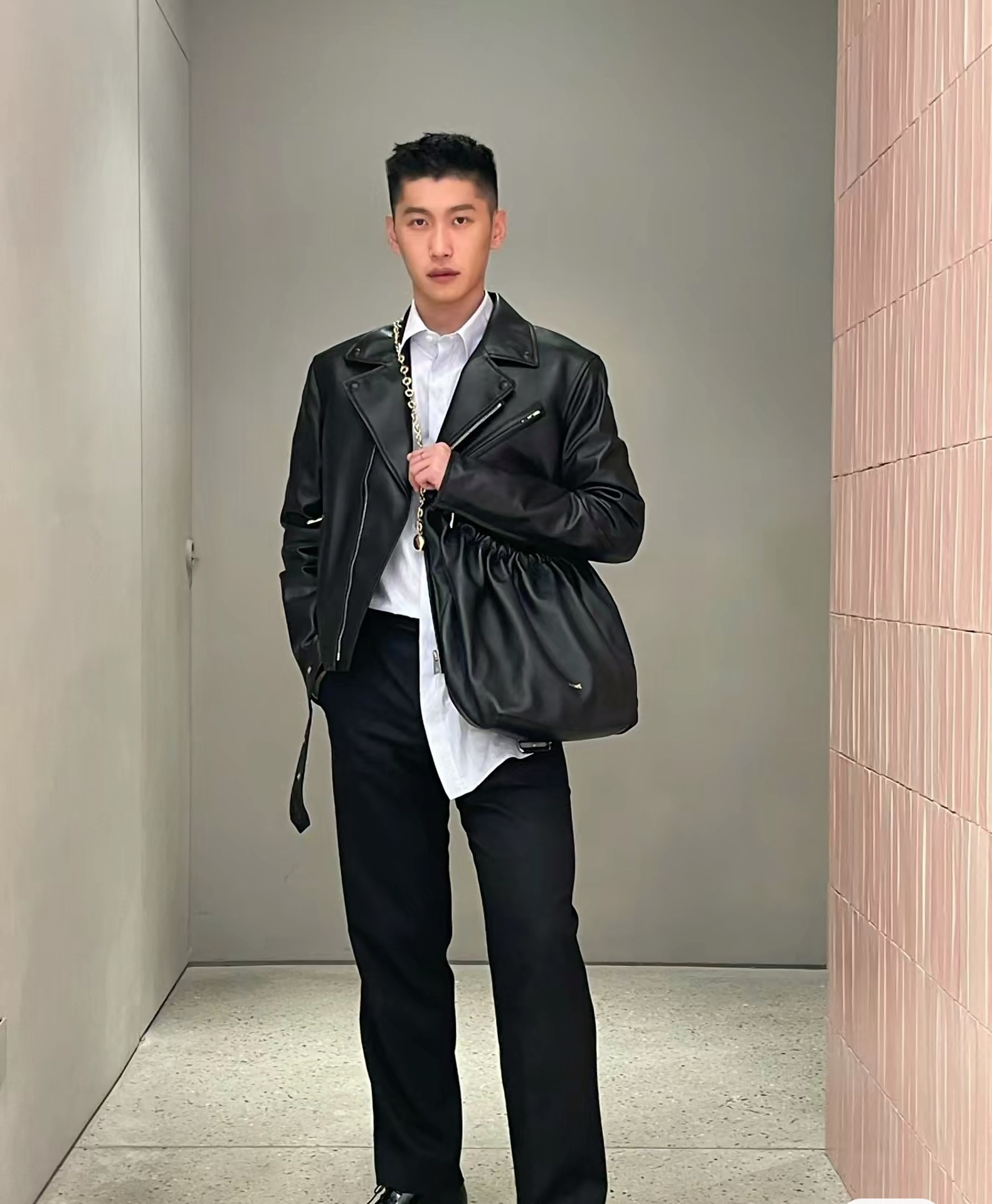 NO:342214,Luo family male blogger upper body picture new Squeeze handbag new on sale, new      sheepskin Squeeze handbag, loewe, sheepskin19860909罗家男博主 上身图 新款Squeeze手袋 全新上市,新款    羊皮Squeeze手袋,loewe,she,Bag