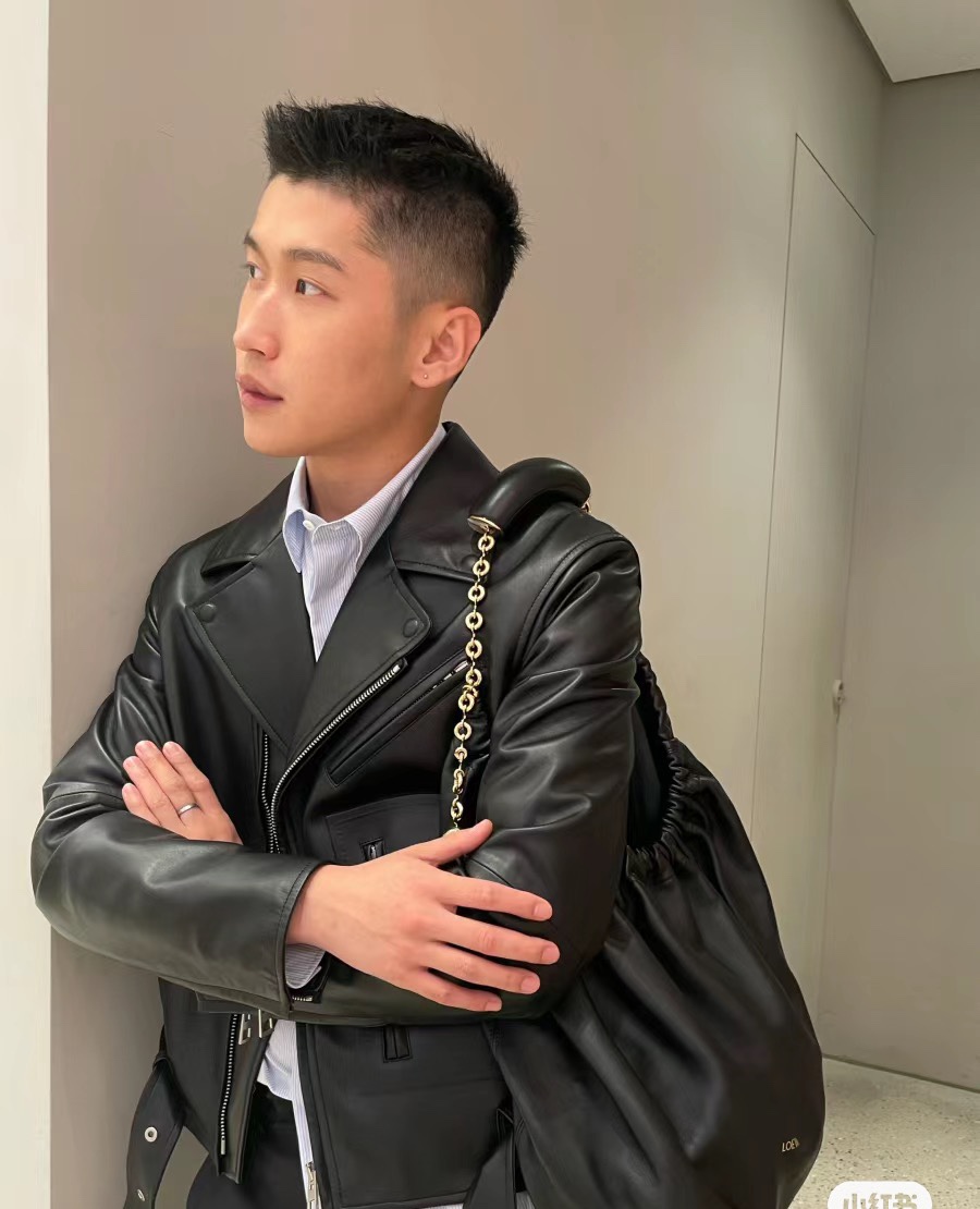 Loewe Luo familyMale blogger Luo Yiwei upper body picture