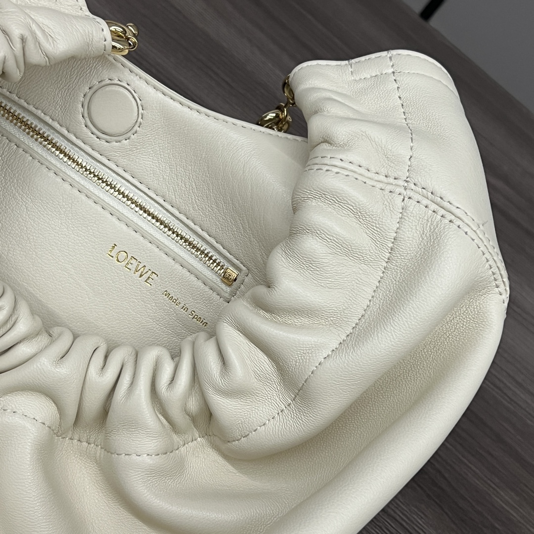 LO℮w℮🌟小号🆕纳帕羊皮Squeeze手袋👜一款精致而柔美的全新手袋，采用触感柔软的纳帕皮革制成。这款