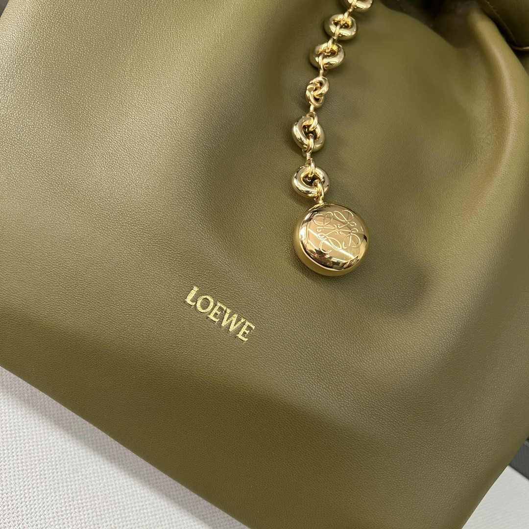 LO℮w℮🌟中号🆕纳帕羊皮Squeeze手袋👜一款精致而柔美的全新手袋，采用触感柔软的纳帕皮革制成。这款