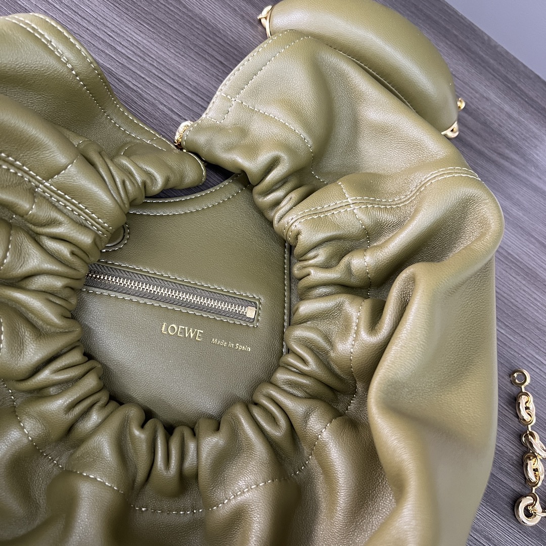LO℮w℮🌟中号🆕纳帕羊皮Squeeze手袋👜一款精致而柔美的全新手袋，采用触感柔软的纳帕皮革制成。这款