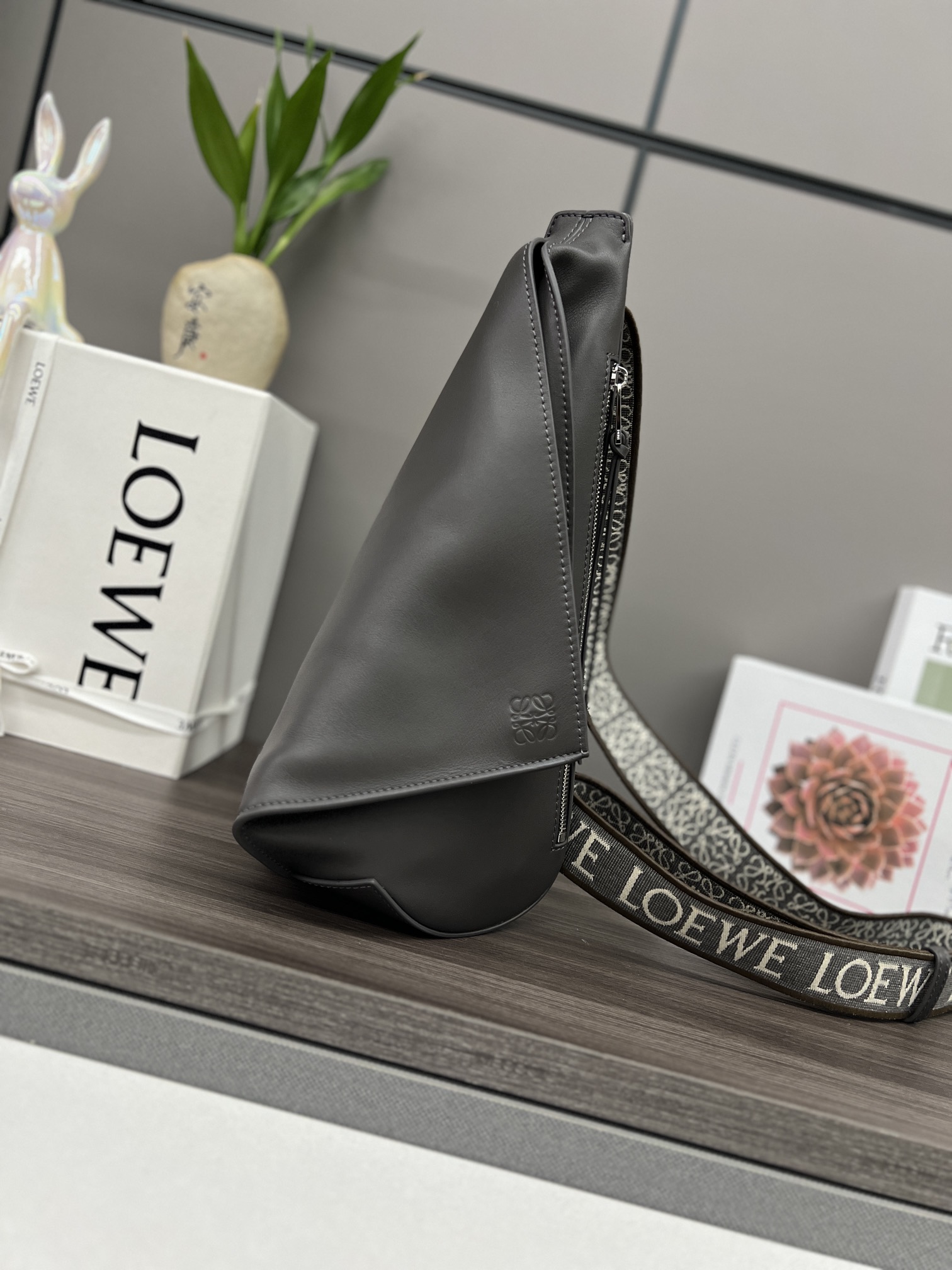 NO:341930,Lw new soft smooth cowhide and jacquard Anton Sling backpack Functional streamlined sling with an adjustable jacquard strap and zipper top design, foldable when used and can be secured with snaps* This version is made of soft smooth cowhide with Loe*we jacquard strap* shoulder or crossbody* Single backpack with multiple backing methods *cock leather zipper head* herringbone cotton canvas lining*Anagram embossed* Size 34*17.5*13CM Model 060356 webbing (with full package), Anton backpack, loewe, backpacks, cowhide19860909Lw新款柔软光滑牛皮革和提花布Anton Sling背包 功能性流线型吊兜,带有一条可调节的提花布带和拉链顶部设计,使用时可以折叠,并且可以用按扣固定*此版本采用柔软光滑牛皮革制成,配有Loe*we提花带子*肩背或斜挎* 单背胸包多种背法 *牛皮革拉链头*人字纹棉质帆布衬里*Anagram 压纹* 尺寸34*17.5*13CM 型号060356织带（配全套包装）,Anton 背包,loewe,backpacks,cowhide,Bag