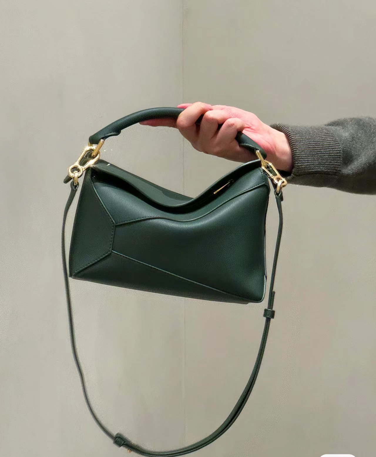 NO:192860,Luo Family has launched a brand new green series - retro green has been popular in the past two years - elegant and atmospheric!  , New Puzzle Edge (small), Dolce & Gabbana, loewe19860909罗家推出一款全新的绿色系——复古绿一直这两年大热的时髦配色～优雅大气！,新款Puzzle Edge（小号）,Dolce&Gabbana,loewe,Bag