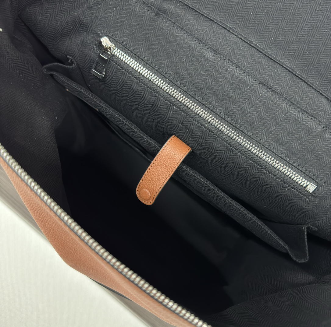Loewe Goya Backpack in Leather with Adjustable Straps - Unisex Design 9 i1703097802 5069 2