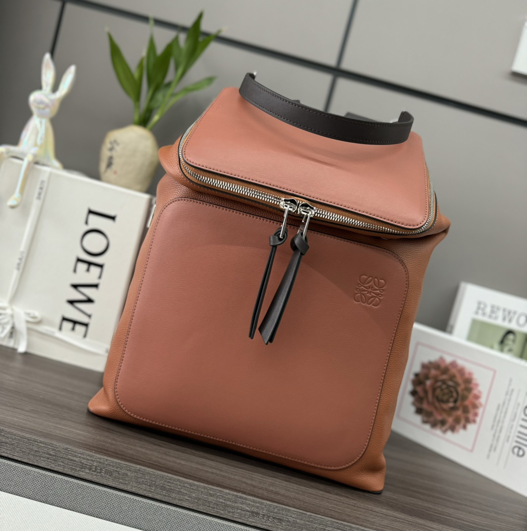 Loewe Goya Backpack in Leather with Adjustable Straps - Unisex Design 2 i1703097802 8411 5