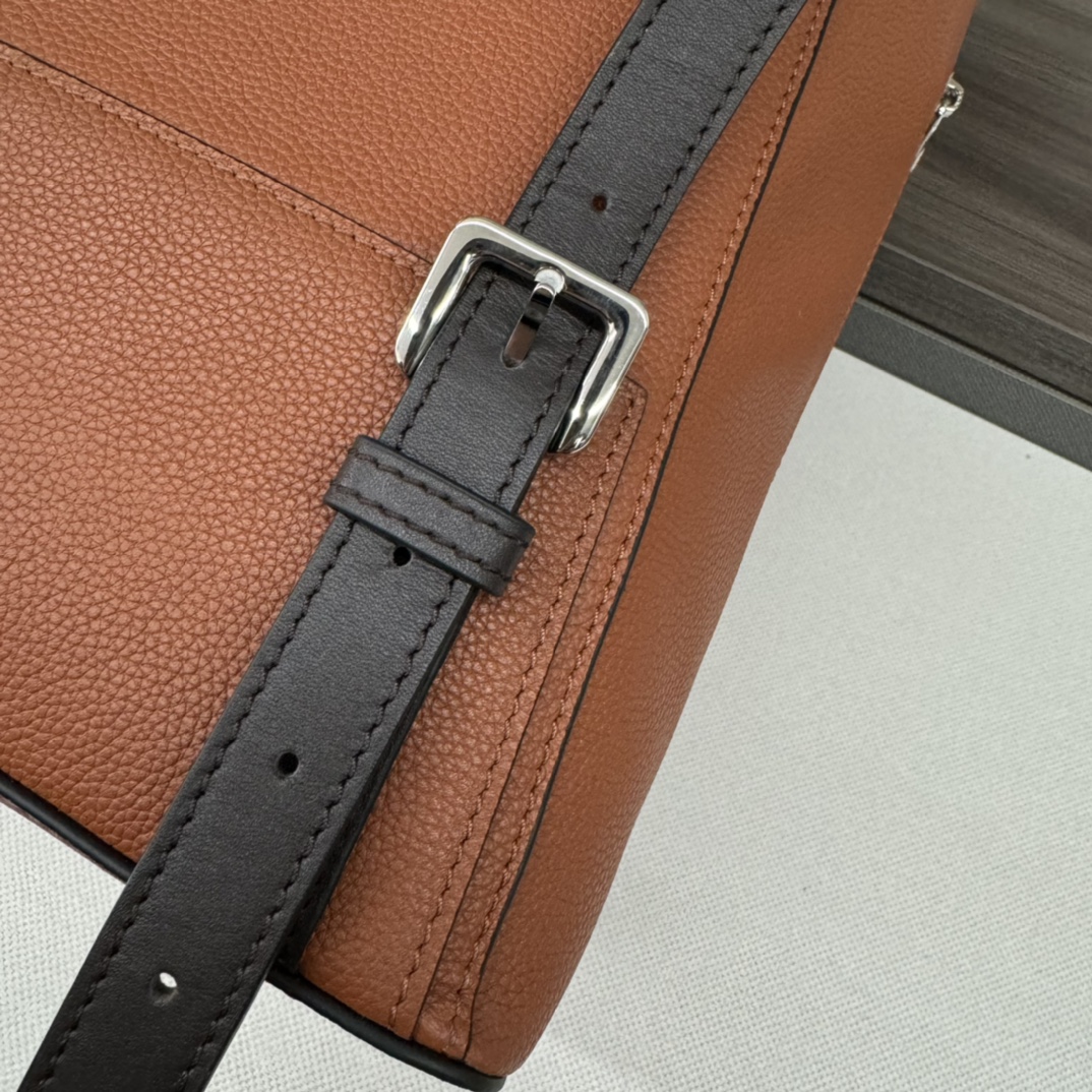 Loewe Goya Backpack in Leather with Adjustable Straps - Unisex Design 8 i1703097802 937 3
