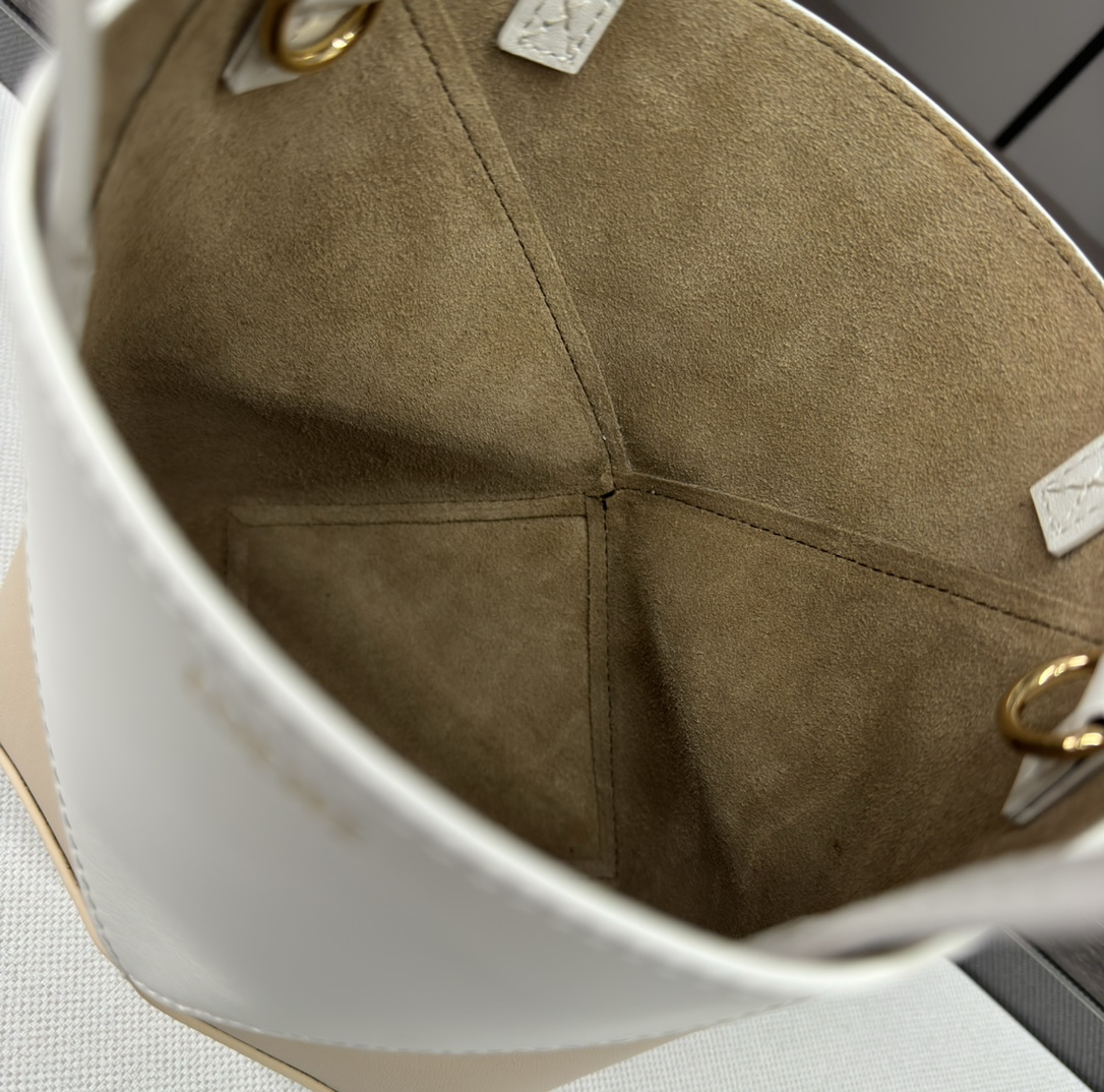 Lw新款迷你双色亮面牛皮革PuzzleFold手袋从品牌经典手袋系列的几何线条汲取灵感以富含几何建筑美感