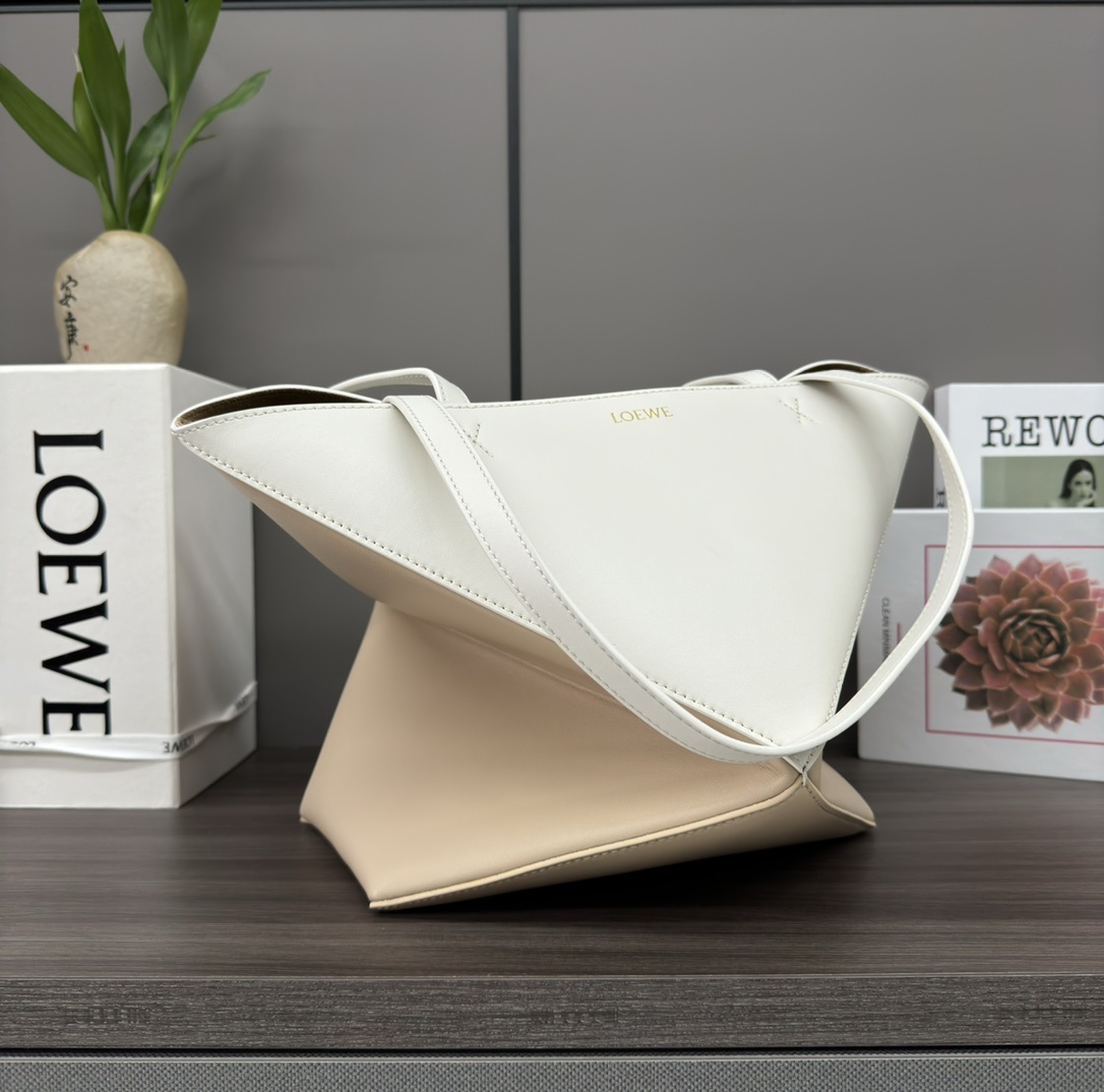 Lw新款小号拼色亮面牛皮革PuzzleFoldTote采用标志性包袋的标志性几何线条并通过图形和建筑面板