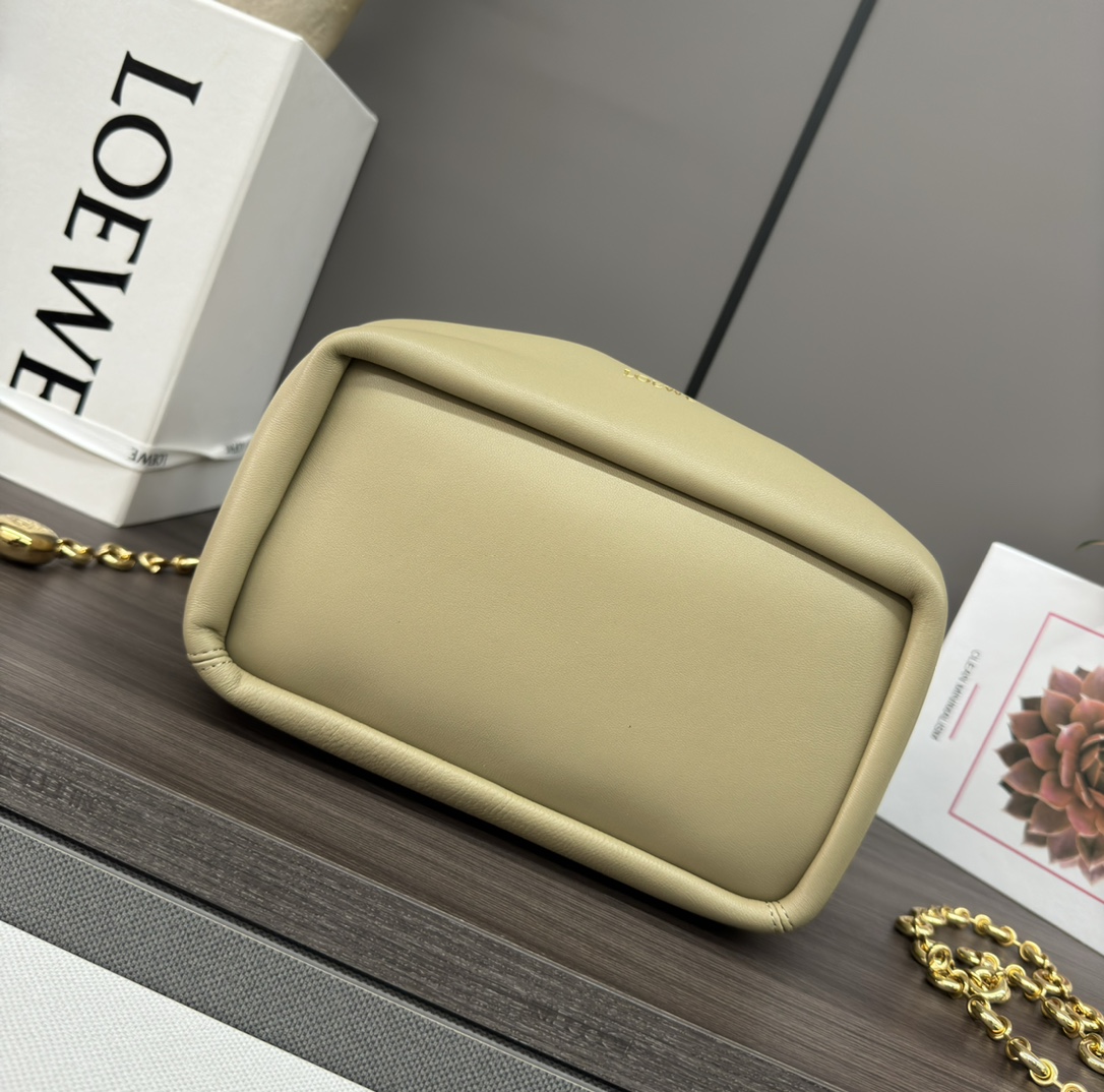 LO℮w℮🌟小号🆕纳帕羊皮Squeeze手袋👜一款精致而柔美的全新手袋，采用触感柔软的纳帕皮革制成。这款