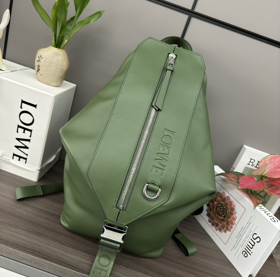 حقيبة ظهر Loewe الكلاسيكية الصغيرة من جلد العجل للرجال - حقيبة متعددة الاستخدامات