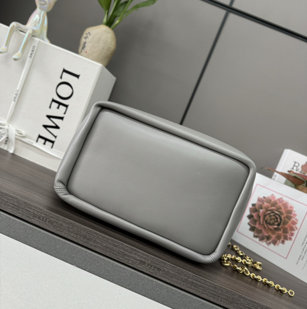 Loewe Squeeze 手袋包 4