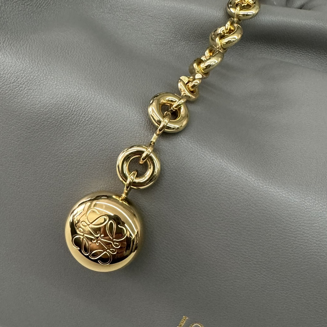 Loewe Squeeze 手袋包 6