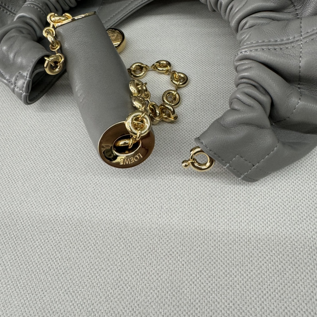 Loewe Squeeze 手袋包 7