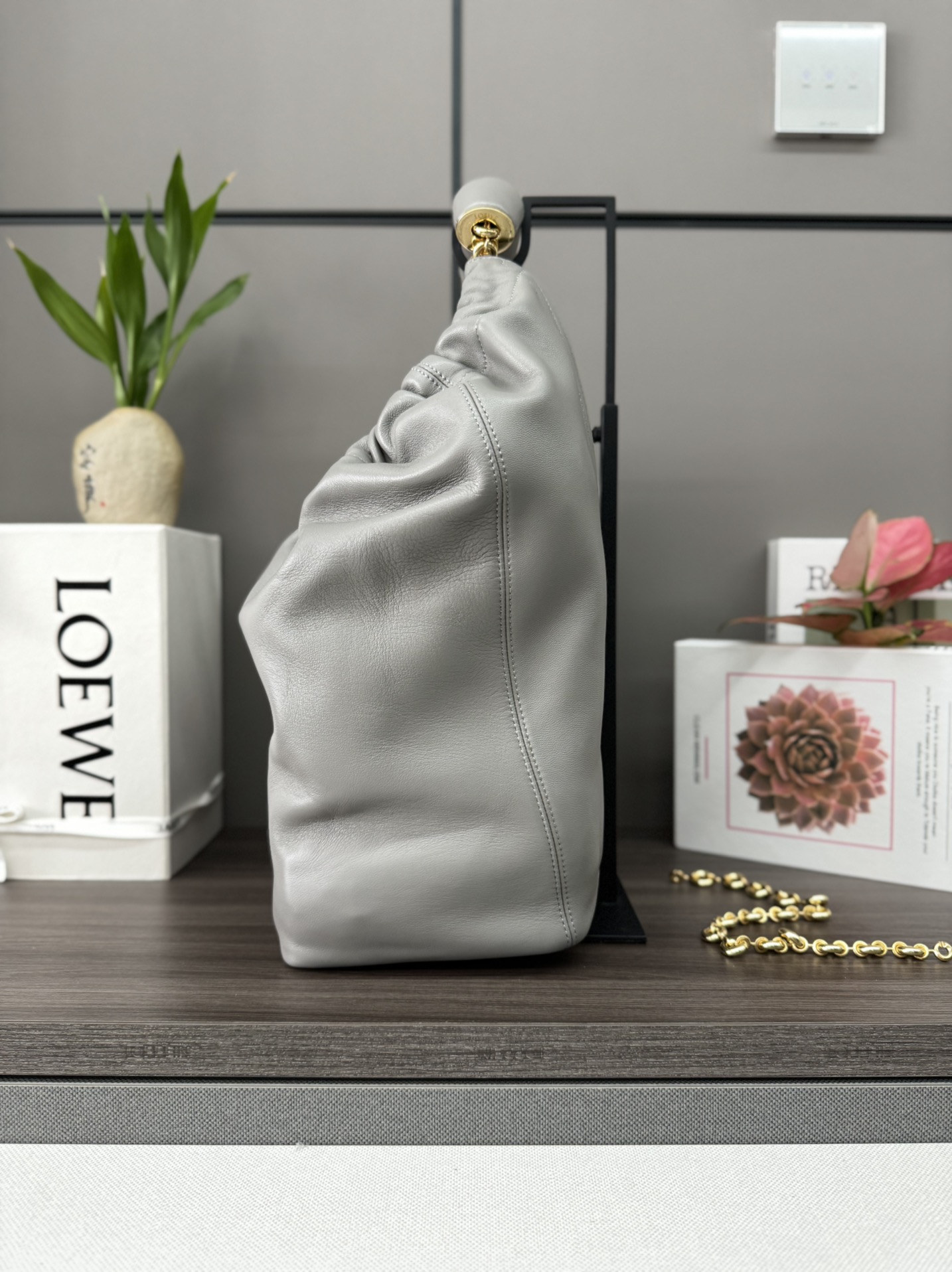 Loewe Squeeze 手袋包 2