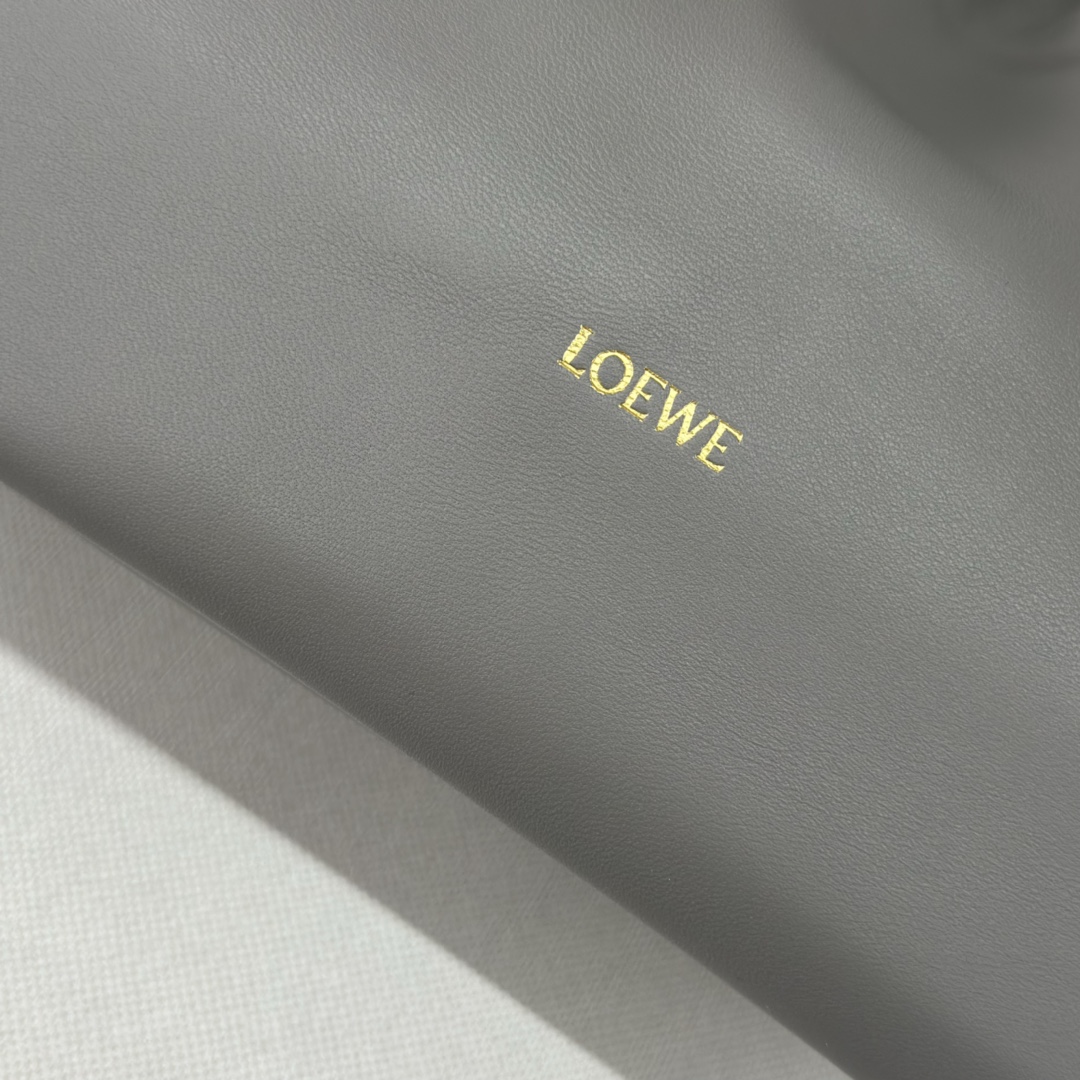 Loewe Squeeze 手袋包 5