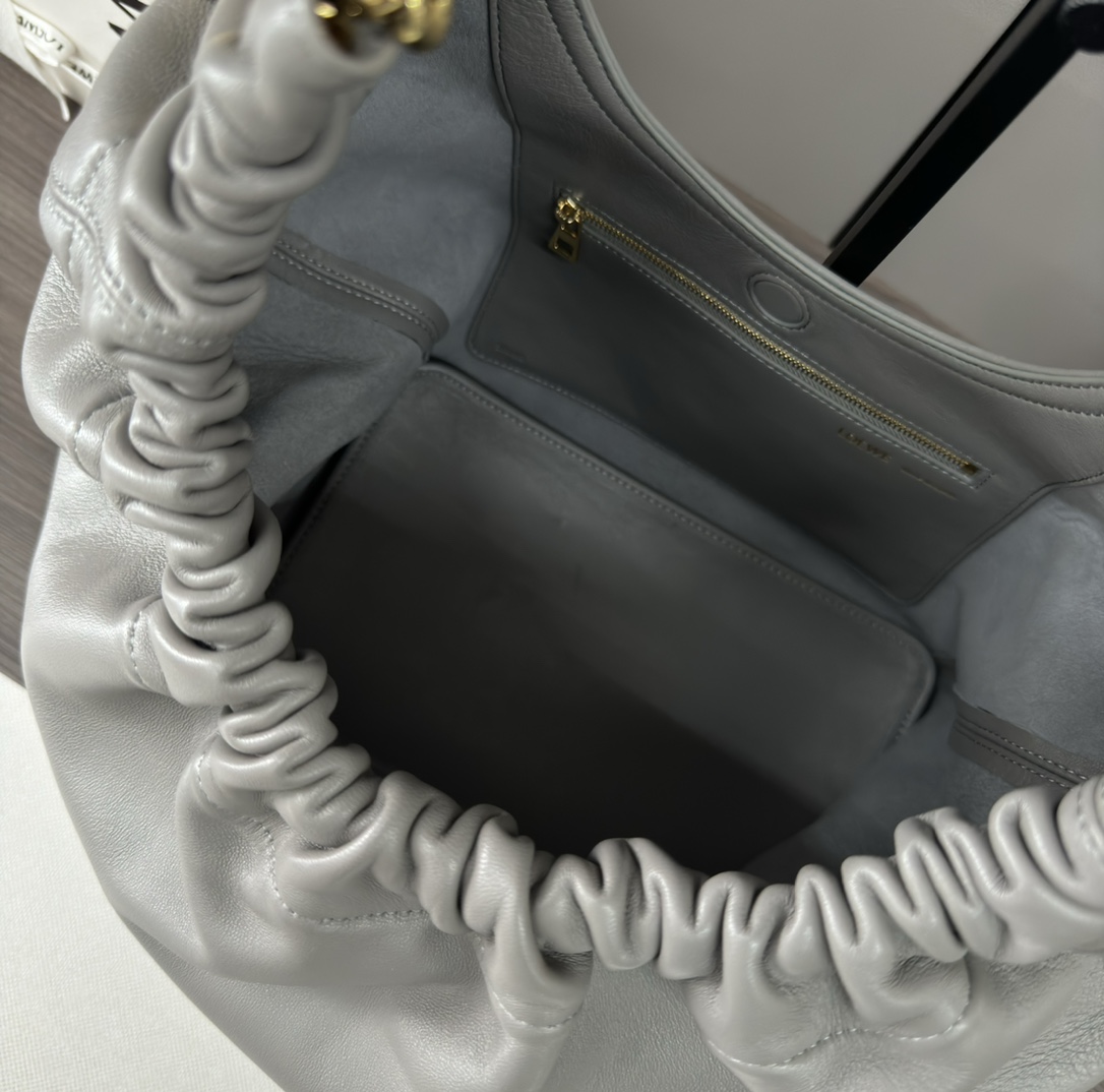 Loewe Squeeze 手袋包 8