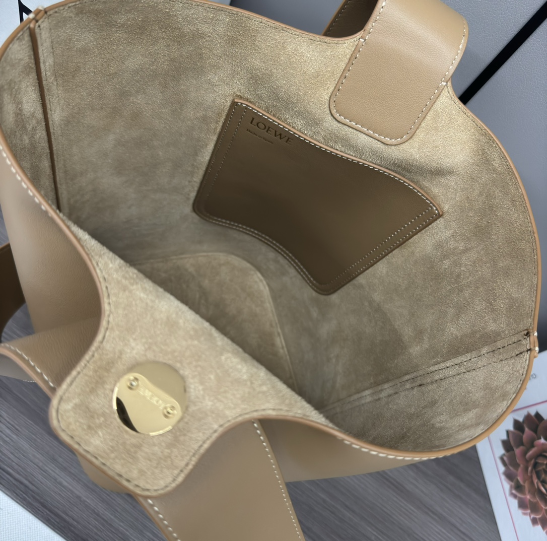 Lw中号柔软牛皮革PebbleBucket水桶包将纯粹的简约线条与瞩目设计风格巧妙融合造就别具一格的创新