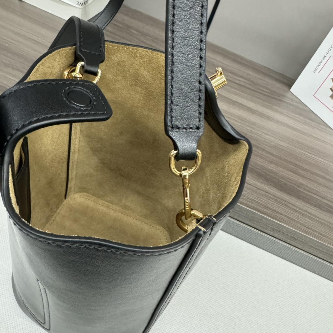 Lwmini柔软牛皮革PebbleBucket水桶包将纯粹的简约线条与瞩目设计风格巧妙融合造就别具一格的