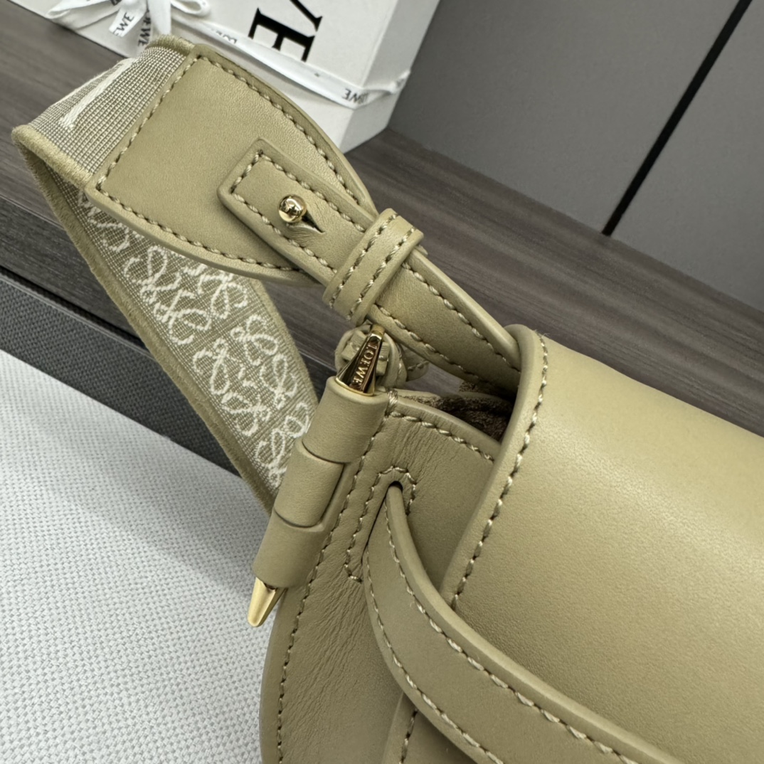 L⊚℮w℮🌟 Gate Dual 🆕新色miniGateDual手袋采用柔软天然牛皮革精制而成，展现了L