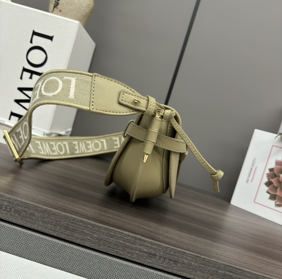 L⊚℮w℮🌟 Gate Dual 🆕新色miniGateDual手袋采用柔软天然牛皮革精制而成，展现了L