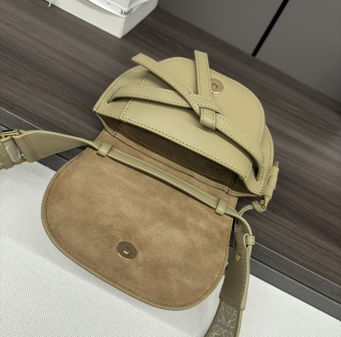 L⊚℮w℮🌟 Gate Dual 🆕新色miniGateDual手袋采用柔软天然牛皮革精制而成，展现了L