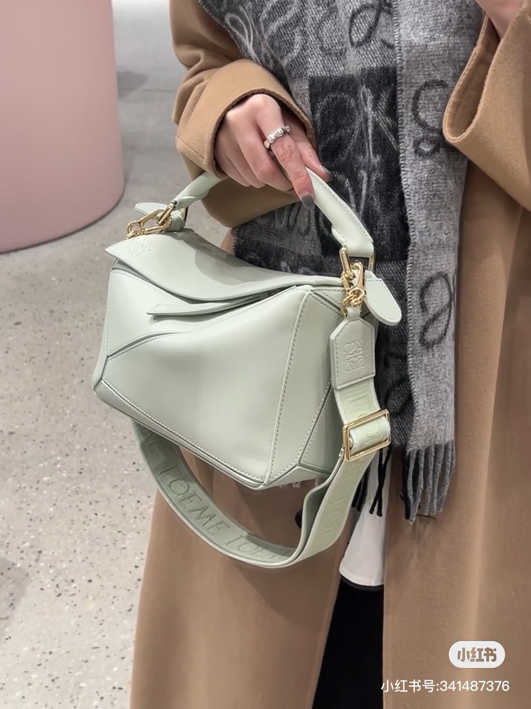 NO:192041,The Luo family has no resistance to spring jade color and can match any clothes~, satin puzzle 18cmVS24cm, loewe19860909罗家对春玉色毫无抵抗力任何衣服都可搭配～,缎面puzzle 18cmVS24cm,loewe,Bag