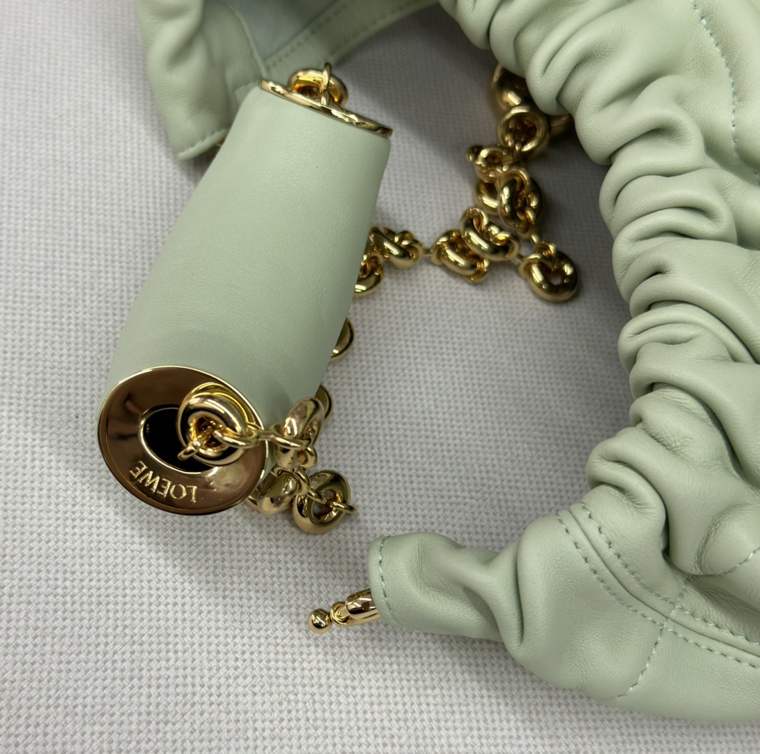 Loewe Squeeze 手袋包 7