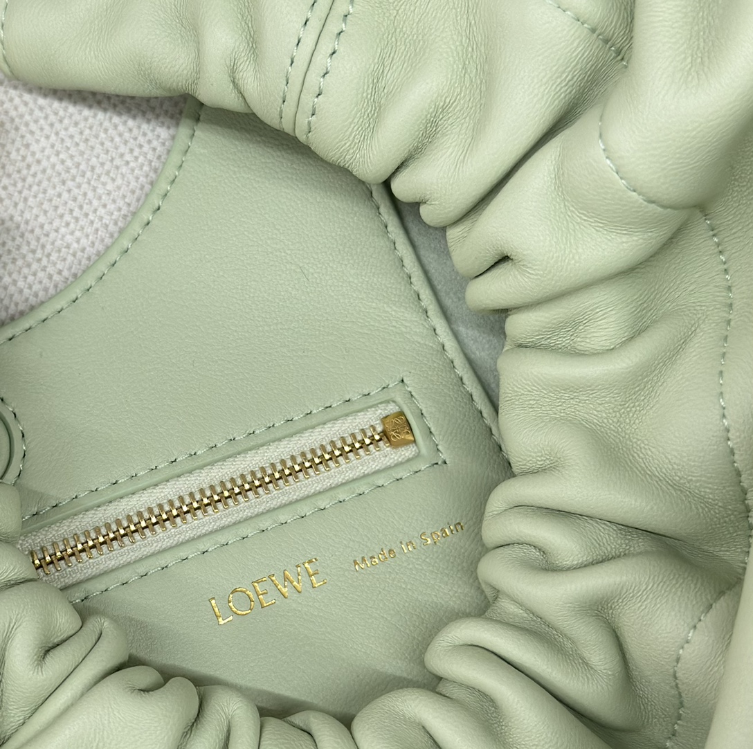 Loewe Squeeze 手袋包 9