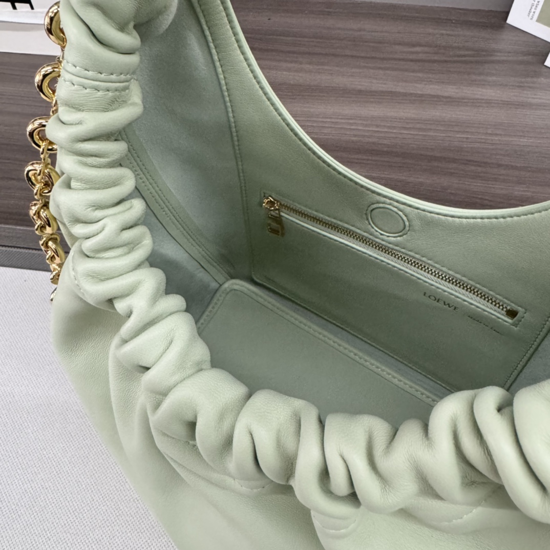 Loewe Squeeze 手袋包 8