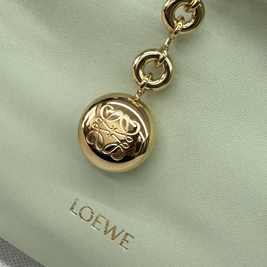 Loewe Squeeze 手袋包 4