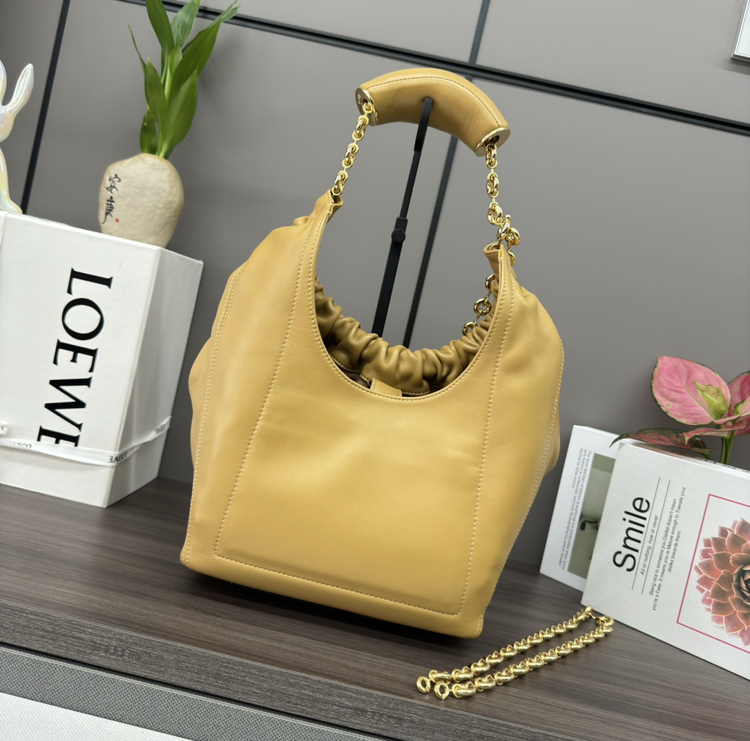 Loewe Squeeze 手袋包 4