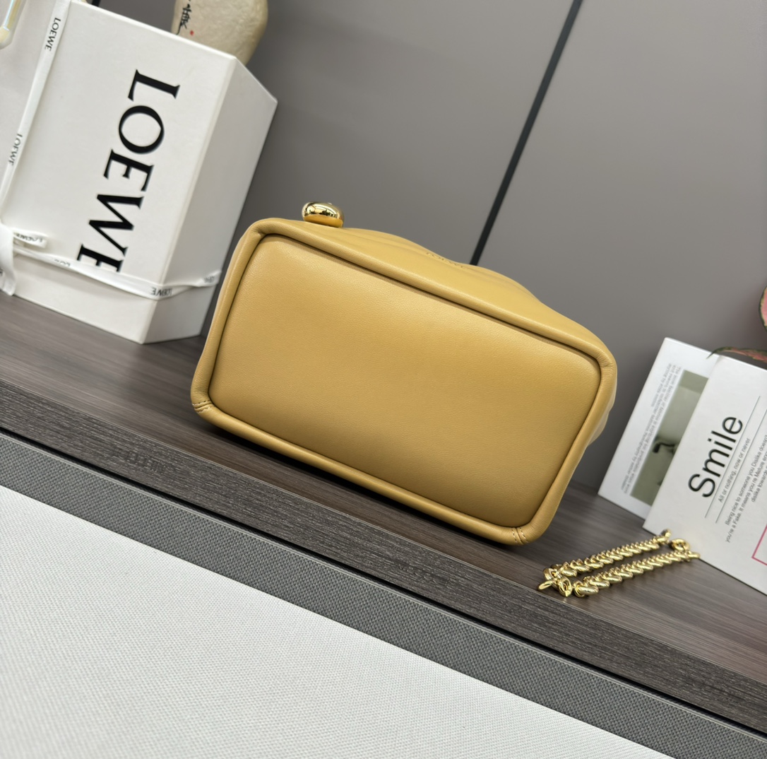 Loewe Squeeze 手袋包 3