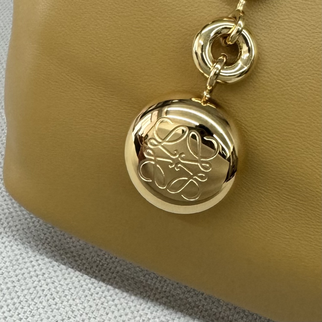 Loewe Squeeze 手袋包 6