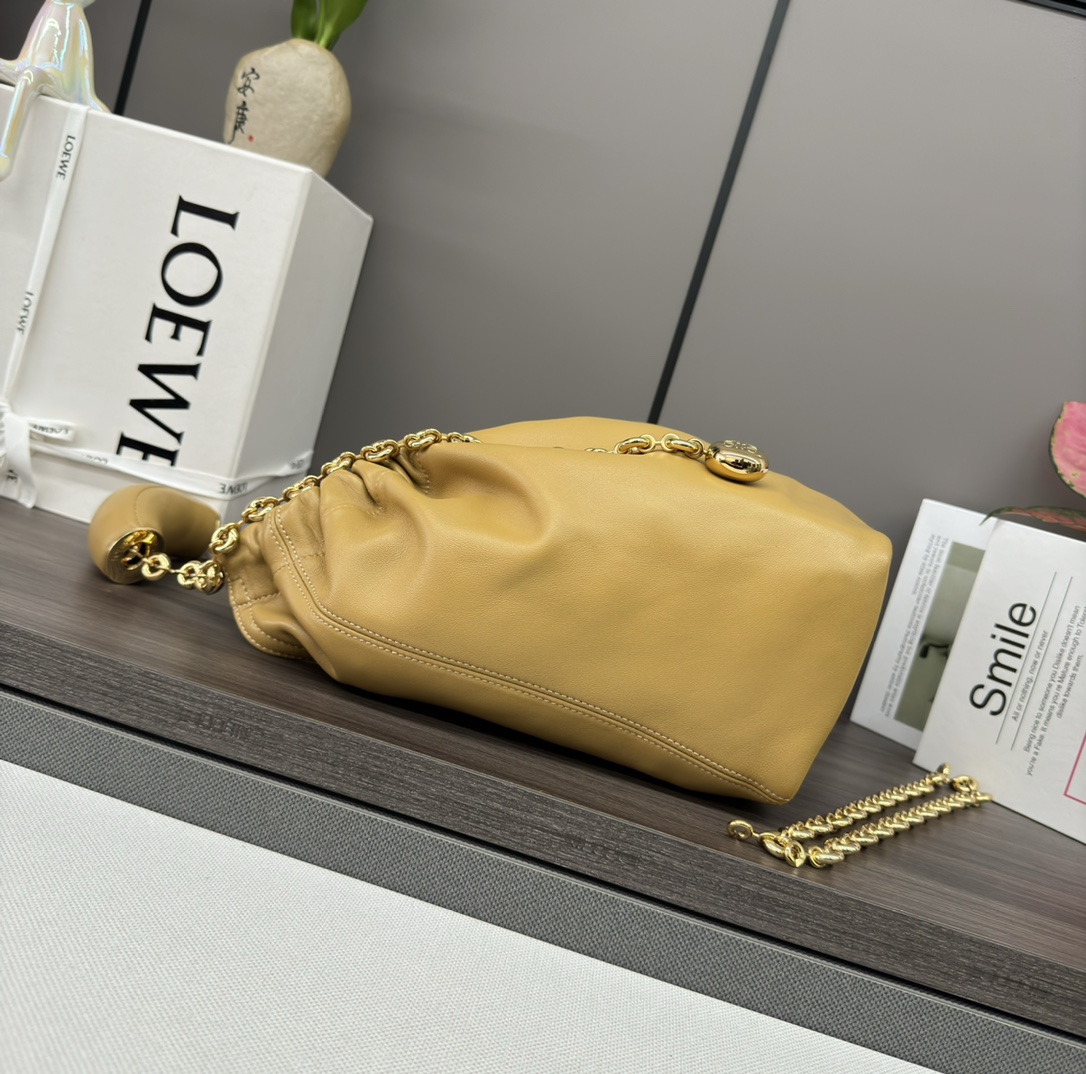 Loewe Squeeze 手袋包 2