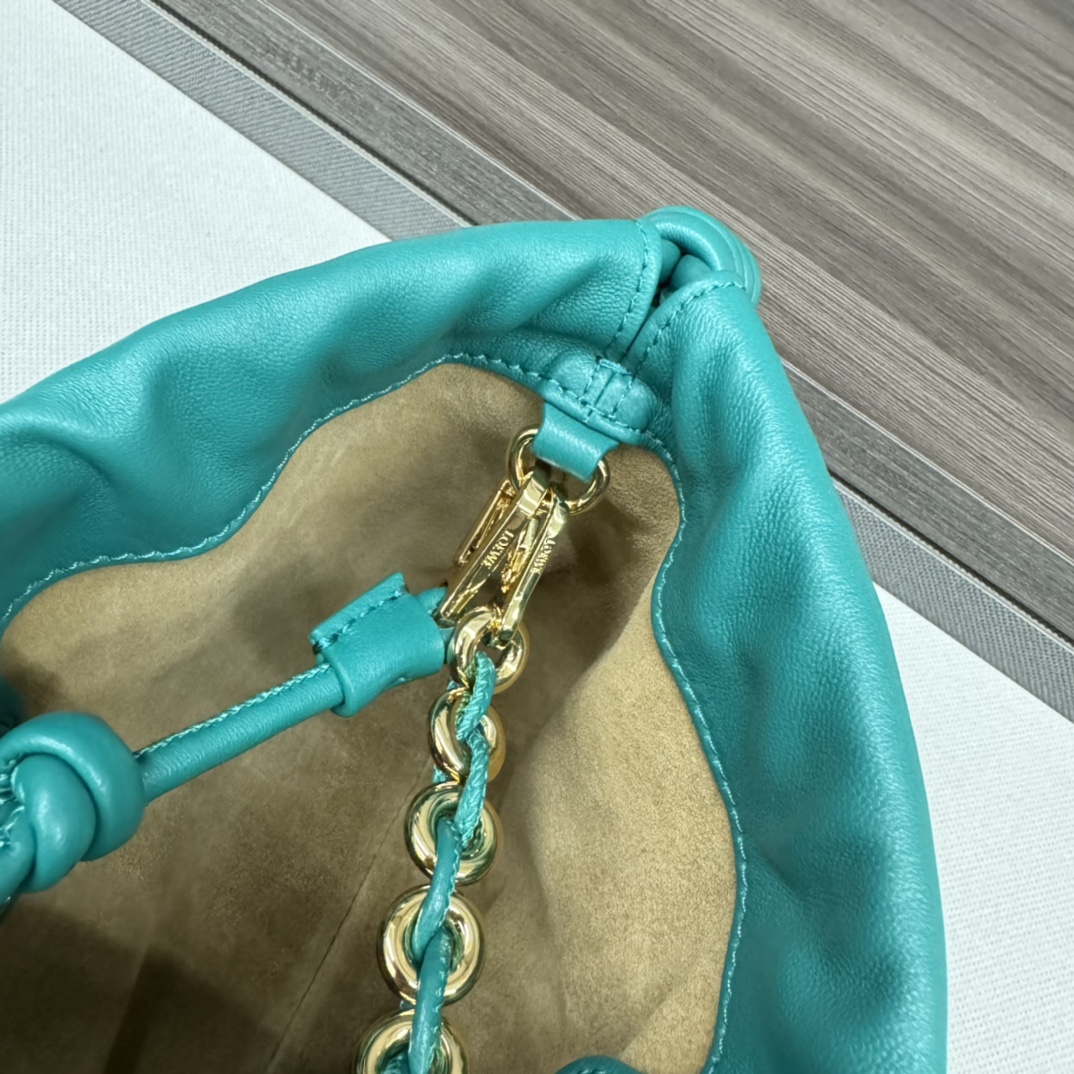 LOw迷你柔软纳帕羊皮革FlamencoPurse福袋采用褶皱设计侧面搭配标志性绳结等关键细节款式时尚百
