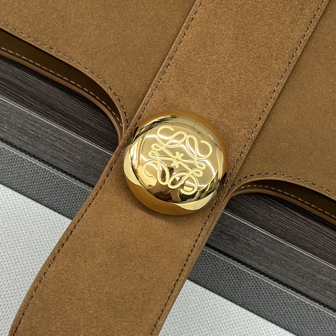 Lw大号绒面牛皮革Pebble将纯粹的简约线条与瞩目设计风格巧妙融合造就别具一格的创新的手袋设计标记性的