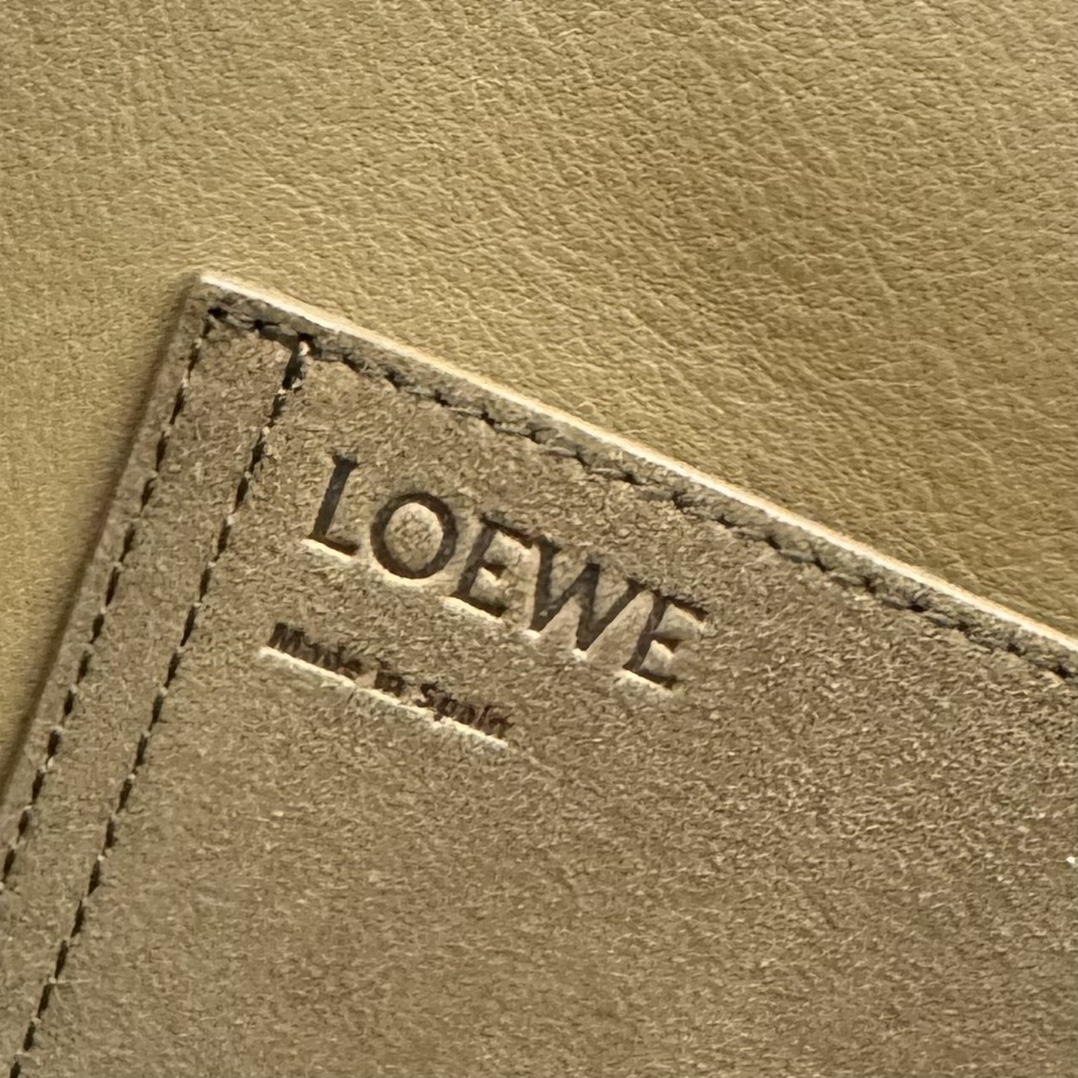 Lw大号绒面牛皮革Pebble将纯粹的简约线条与瞩目设计风格巧妙融合造就别具一格的创新的手袋设计标记性的