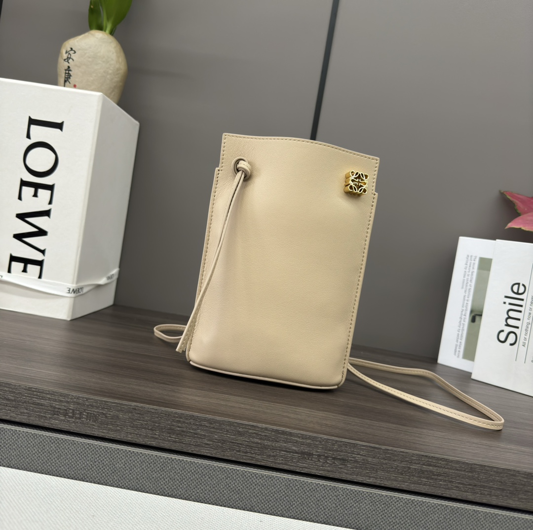 NO:894314,Lw classic cow leather practical small bag, equipped with shoulder strap and Anagram dice. *Shoulder or cross-body *With two leather straps, personalized dice can be added *Loewe embossing on the base. size21*15*5cm model 062239 (with full package), new Anagram hollow bag mobile phone bag, loewe,cowhide19860909Lw 经典牛皮革实用小包,配有肩带和Anagram骰子.*肩背或斜挎*带有两条皮革带子,可添加个性化骰子*底座上带有Loewe压纹. size21*15*5cm 型号062239 （配全套包装）,新款 Anagram镂空包  手机包,loewe,cowhide,Bag